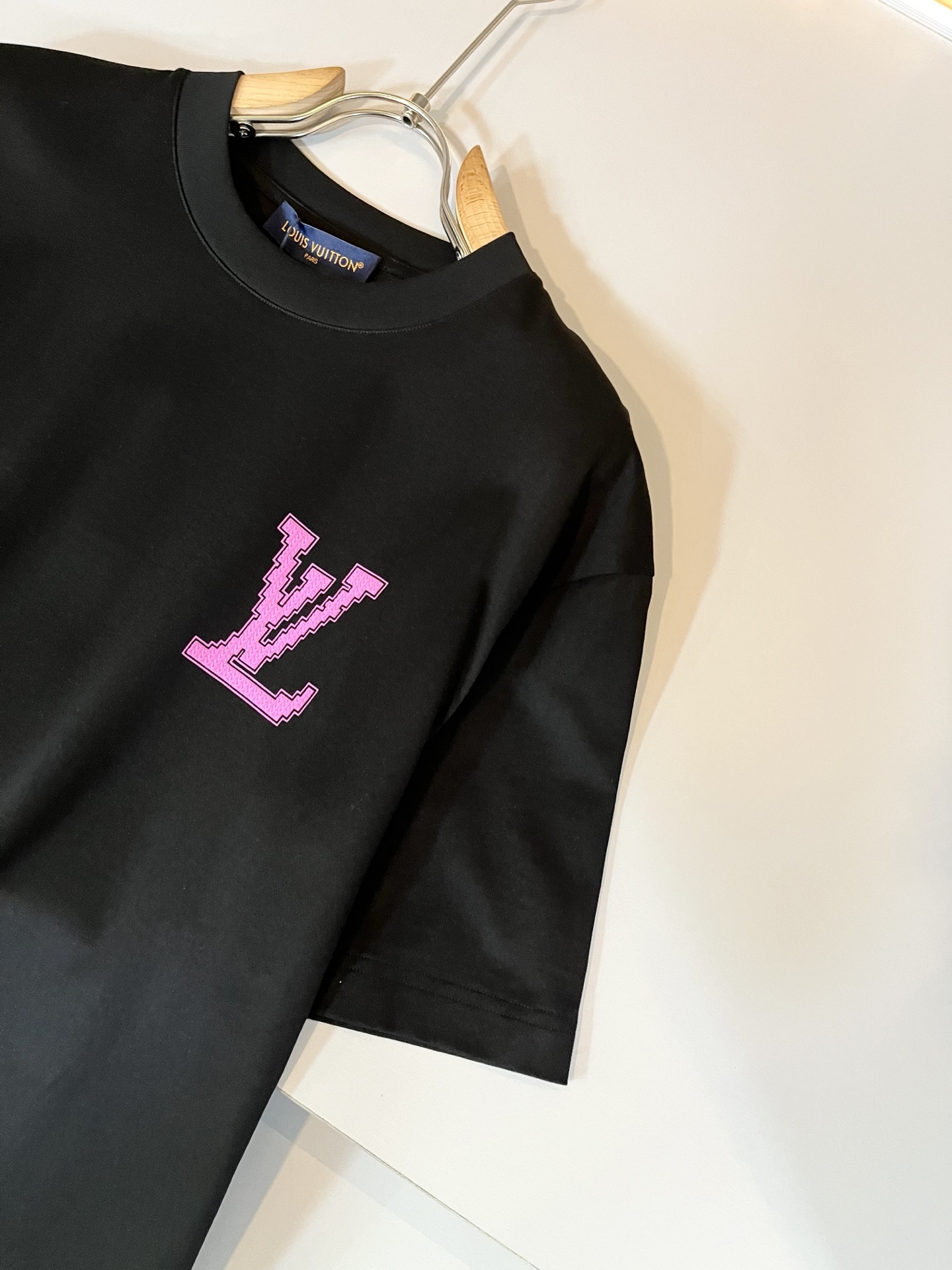 LouisVuitt*路易*登 2026春夏全新系列单品上线，非常时髦前卫的一款男女同款短袖T恤，标识l