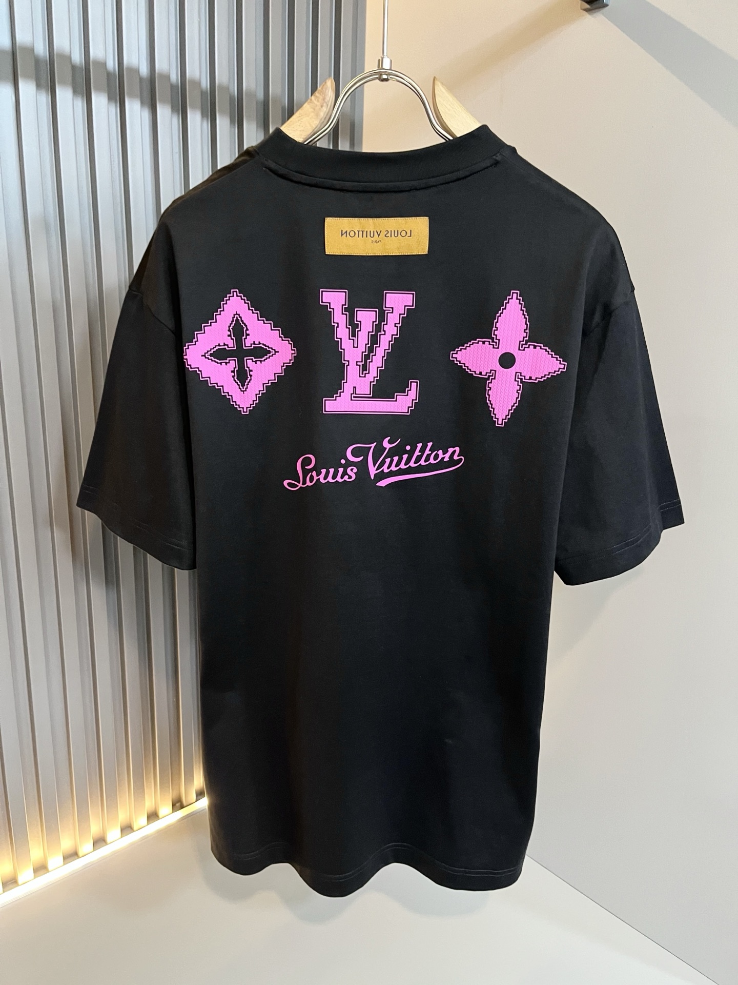 LouisVuitt*路易*登 2026春夏全新系列单品上线，非常时髦前卫的一款男女同款短袖T恤，标识l