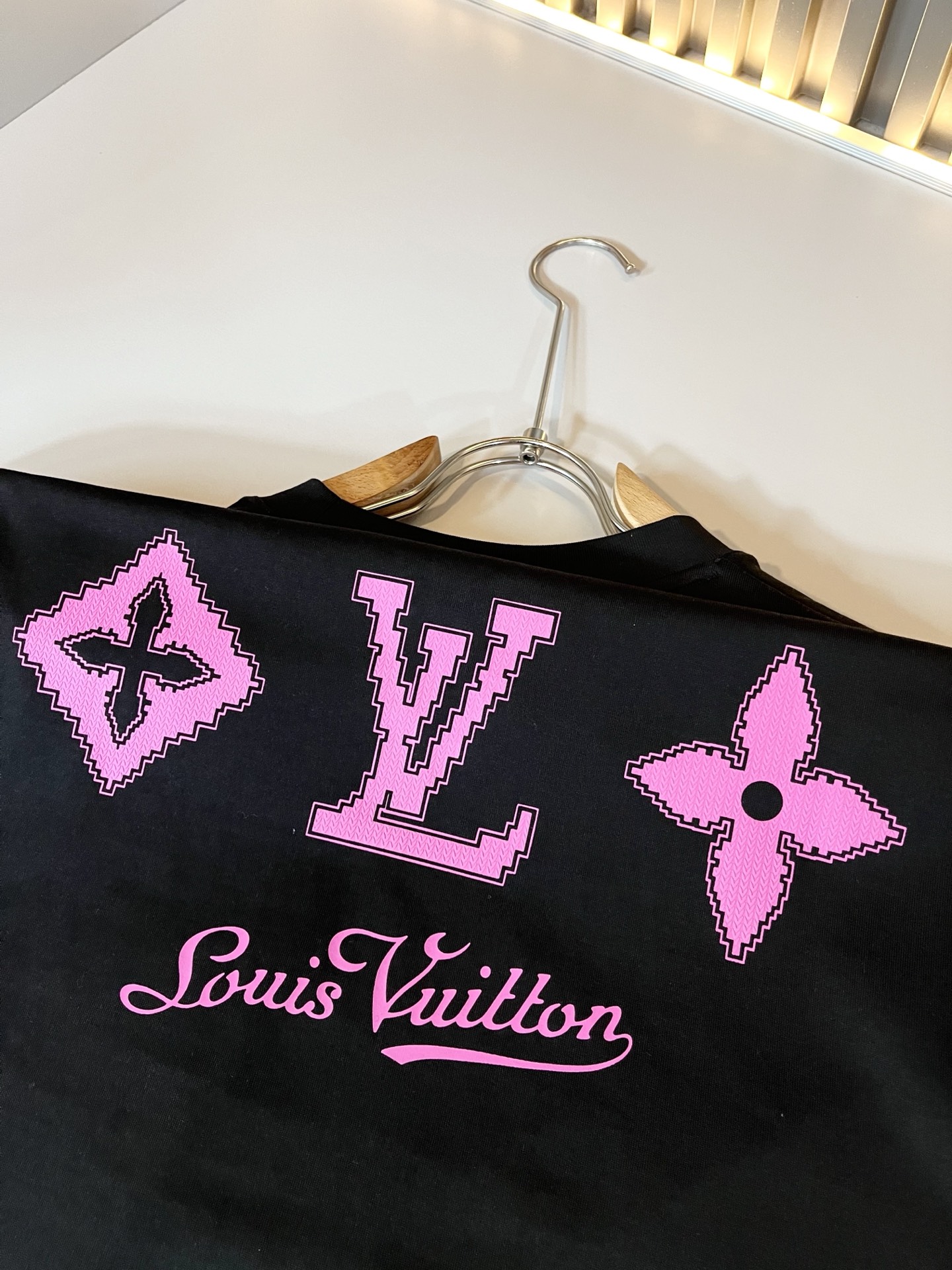 LouisVuitt*路易*登 2026春夏全新系列单品上线，非常时髦前卫的一款男女同款短袖T恤，标识l