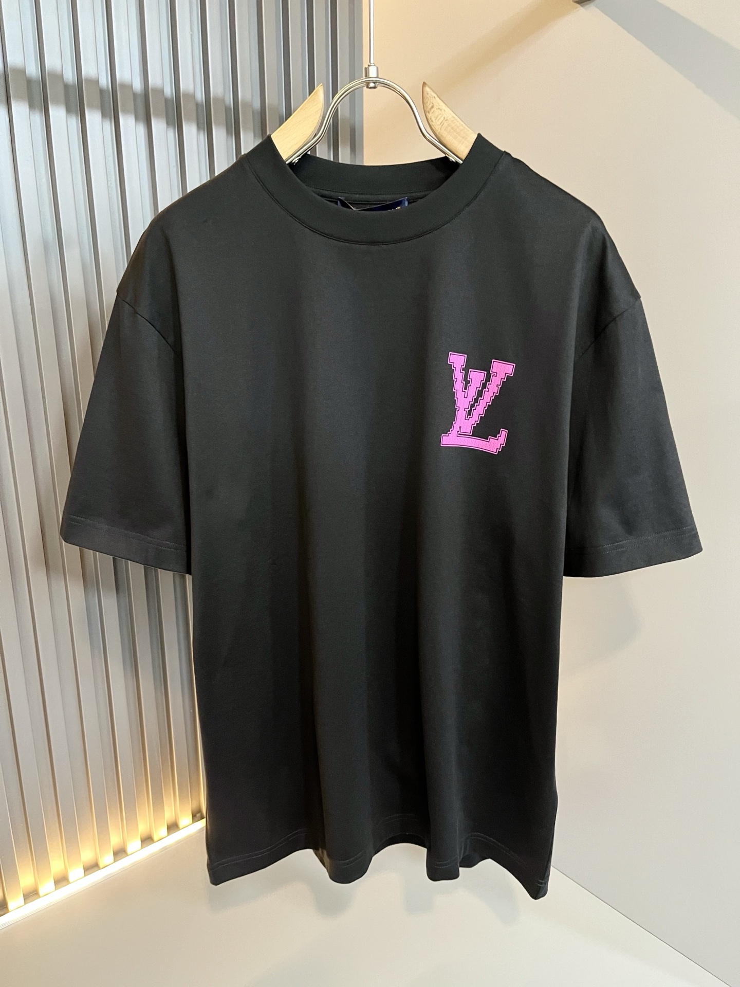 LouisVuitt*路易*登 2026春夏全新系列单品上线，非常时髦前卫的一款男女同款短袖T恤，标识l