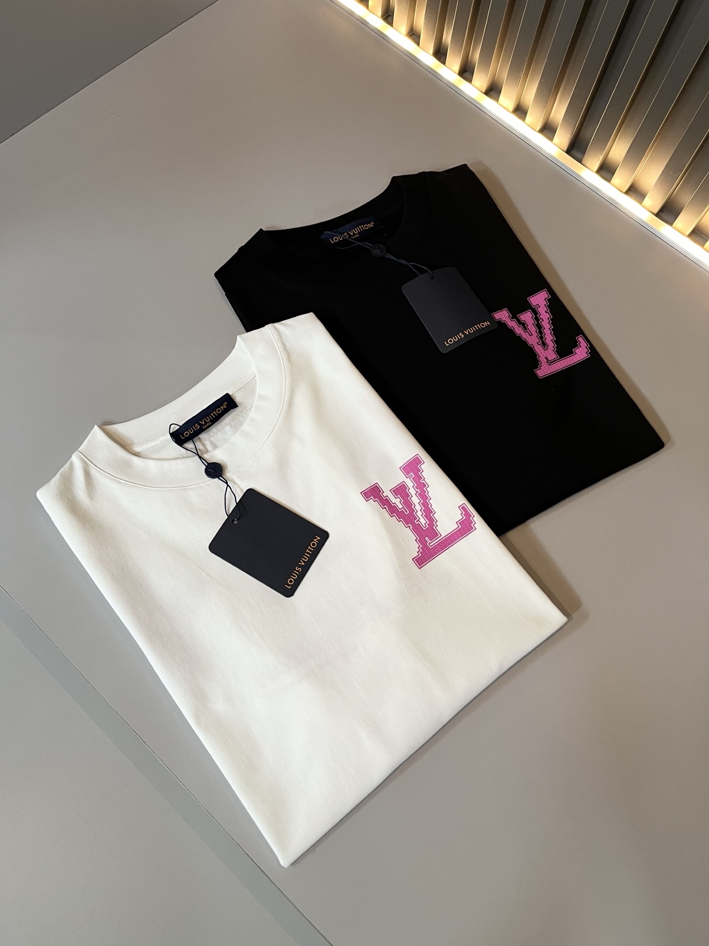LouisVuitt*路易*登 2026春夏全新系列单品上线，非常时髦前卫的一款男女同款短袖T恤，标识l