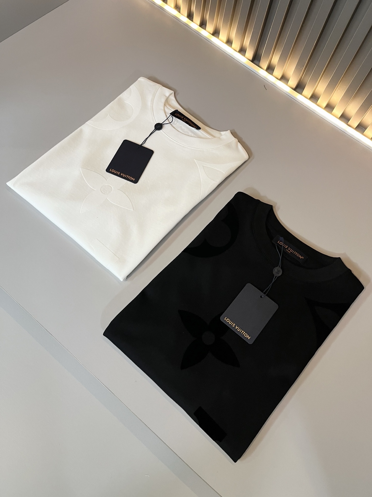 LouisVuitt*路易*登 2026春夏全新系列单品上线，非常时髦前卫的一款男女同款短袖T恤，标识l