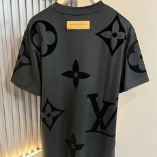 LouisVuitt*路易*登 2026春夏全新系列单品上线,非常时髦前卫的一款男女同款短袖T恤,标识l LouisVuitt*路易*登 2026春夏全新系列单品上线,非常时髦前卫的一款男女同款短袖T恤,标识l