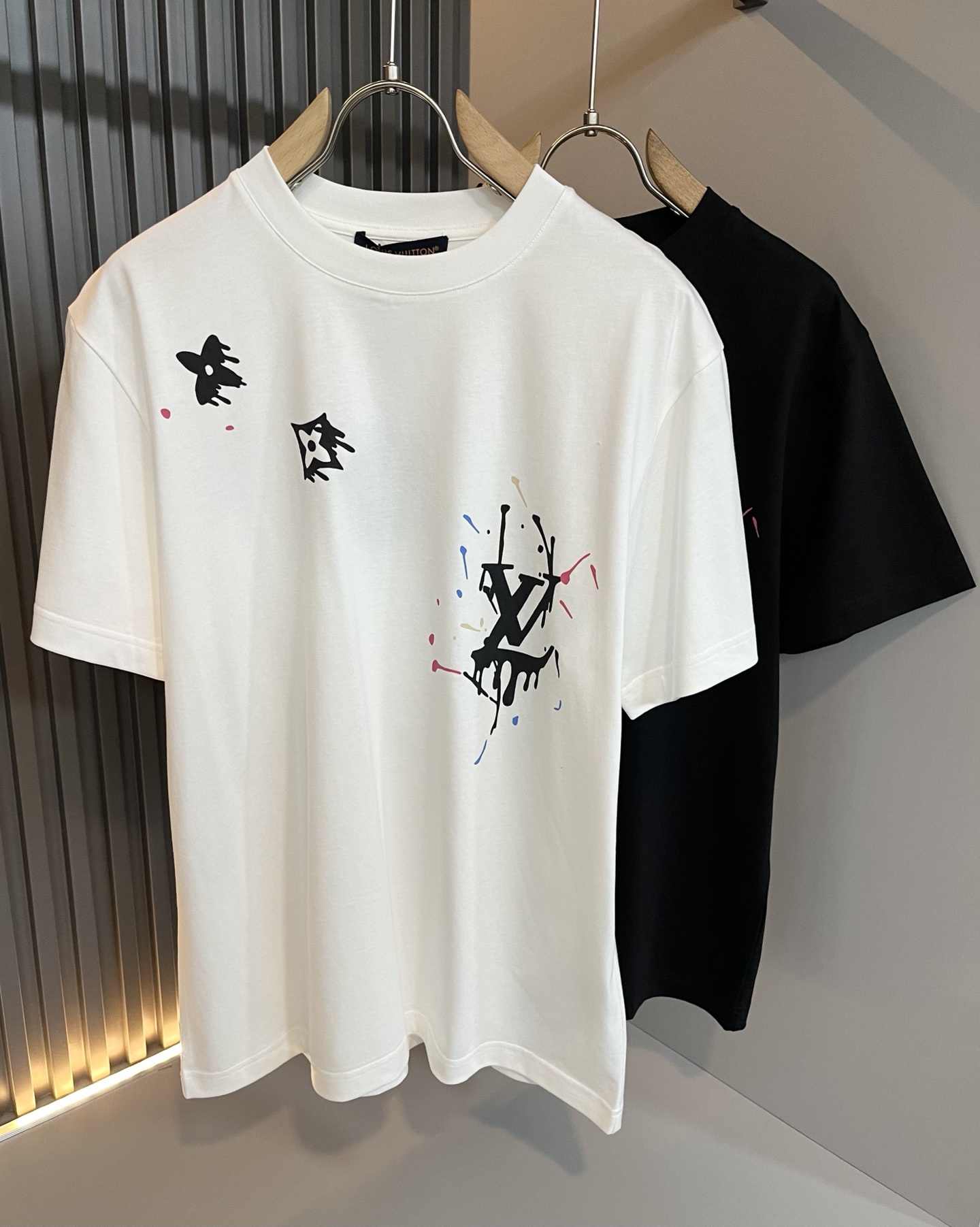 LouisVuitt*路易*登 2026春夏全新系列单品上线，非常时髦前卫的一款男女同款短袖T恤，标识l