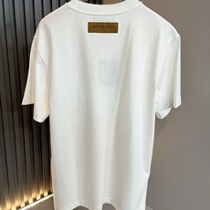LouisVuitt*路易*登 2026春夏全新系列单品上线,非常时髦前卫的一款男女同款短袖T恤,标识l LouisVuitt*路易*登 2026春夏全新系列单品上线,非常时髦前卫的一款男女同款短袖T恤,标识l