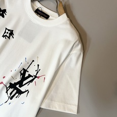 LouisVuitt*路易*登 2026春夏全新系列单品上线,非常时髦前卫的一款男女同款短袖T恤,标识l LouisVuitt*路易*登 2026春夏全新系列单品上线,非常时髦前卫的一款男女同款短袖T恤,标识l