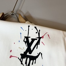 LouisVuitt*路易*登 2026春夏全新系列单品上线,非常时髦前卫的一款男女同款短袖T恤,标识l LouisVuitt*路易*登 2026春夏全新系列单品上线,非常时髦前卫的一款男女同款短袖T恤,标识l