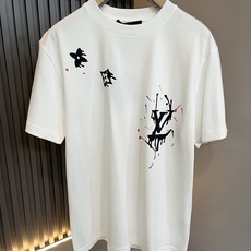 LouisVuitt*路易*登 2026春夏全新系列单品上线,非常时髦前卫的一款男女同款短袖T恤,标识l LouisVuitt*路易*登 2026春夏全新系列单品上线,非常时髦前卫的一款男女同款短袖T恤,标识l