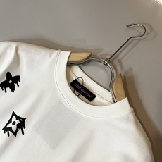 LouisVuitt*路易*登 2026春夏全新系列单品上线,非常时髦前卫的一款男女同款短袖T恤,标识l LouisVuitt*路易*登 2026春夏全新系列单品上线,非常时髦前卫的一款男女同款短袖T恤,标识l