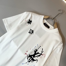 LouisVuitt*路易*登 2026春夏全新系列单品上线,非常时髦前卫的一款男女同款短袖T恤,标识l LouisVuitt*路易*登 2026春夏全新系列单品上线,非常时髦前卫的一款男女同款短袖T恤,标识l