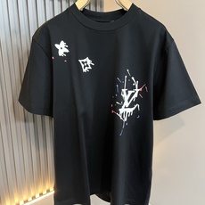 LouisVuitt*路易*登 2026春夏全新系列单品上线,非常时髦前卫的一款男女同款短袖T恤,标识l LouisVuitt*路易*登 2026春夏全新系列单品上线,非常时髦前卫的一款男女同款短袖T恤,标识l