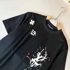 LouisVuitt*路易*登 2026春夏全新系列单品上线,非常时髦前卫的一款男女同款短袖T恤,标识l LouisVuitt*路易*登 2026春夏全新系列单品上线,非常时髦前卫的一款男女同款短袖T恤,标识l