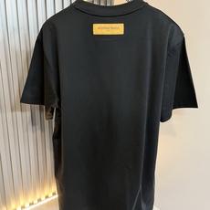 LouisVuitt*路易*登 2026春夏全新系列单品上线,非常时髦前卫的一款男女同款短袖T恤,标识l LouisVuitt*路易*登 2026春夏全新系列单品上线,非常时髦前卫的一款男女同款短袖T恤,标识l