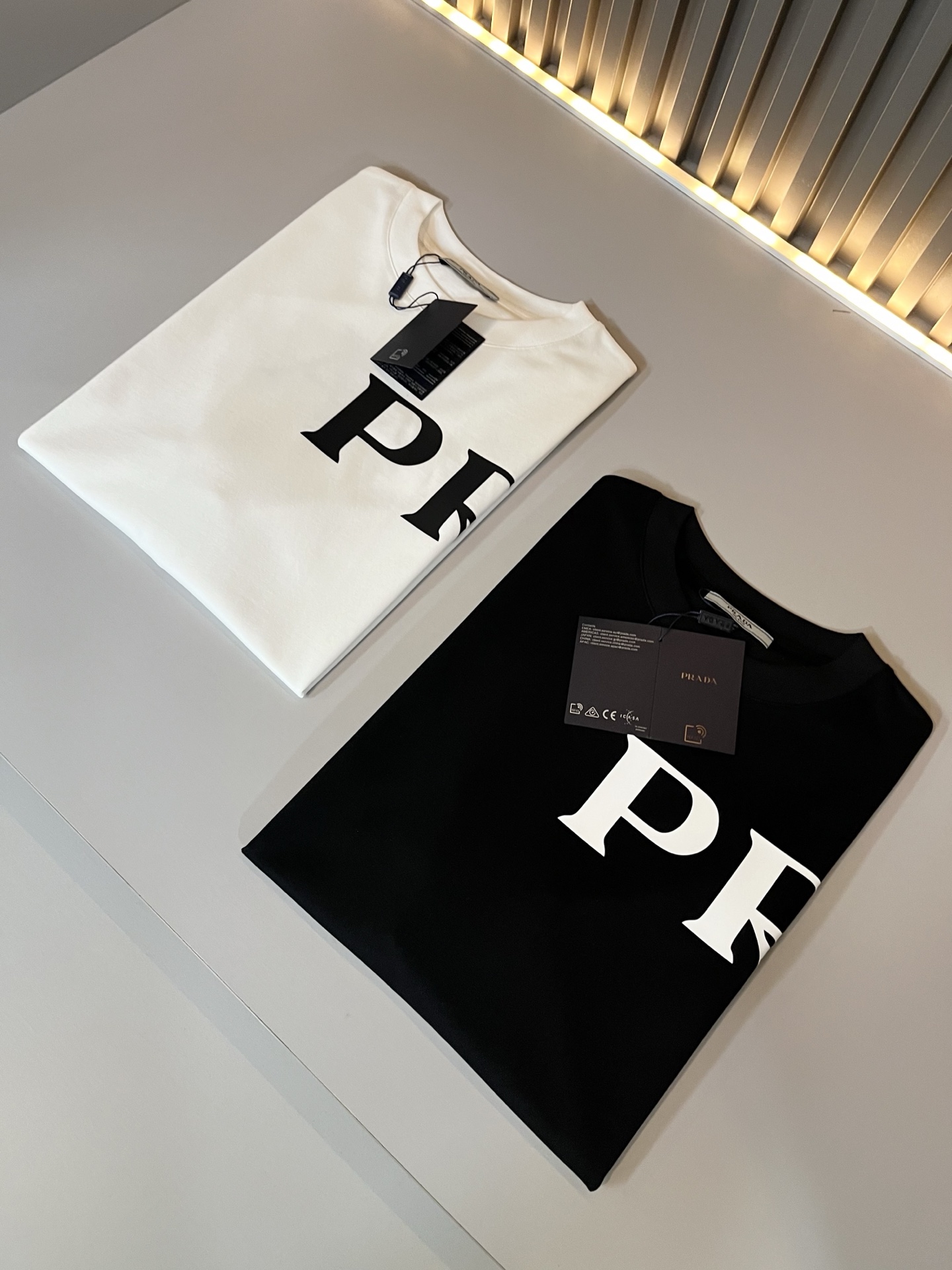 PRAD*A普*达2026春夏新款男女同款👫短袖T恤，最新款全网独家首上！！~既经典有时尚百搭，谁不爱啊