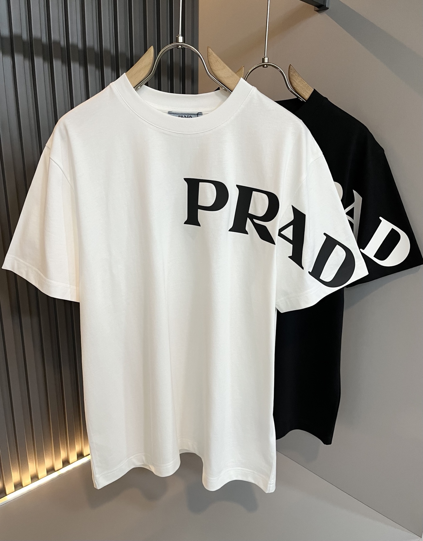 PRAD*A普*达2026春夏新款男女同款👫短袖T恤，最新款全网独家首上！！~既经典有时尚百搭，谁不爱啊