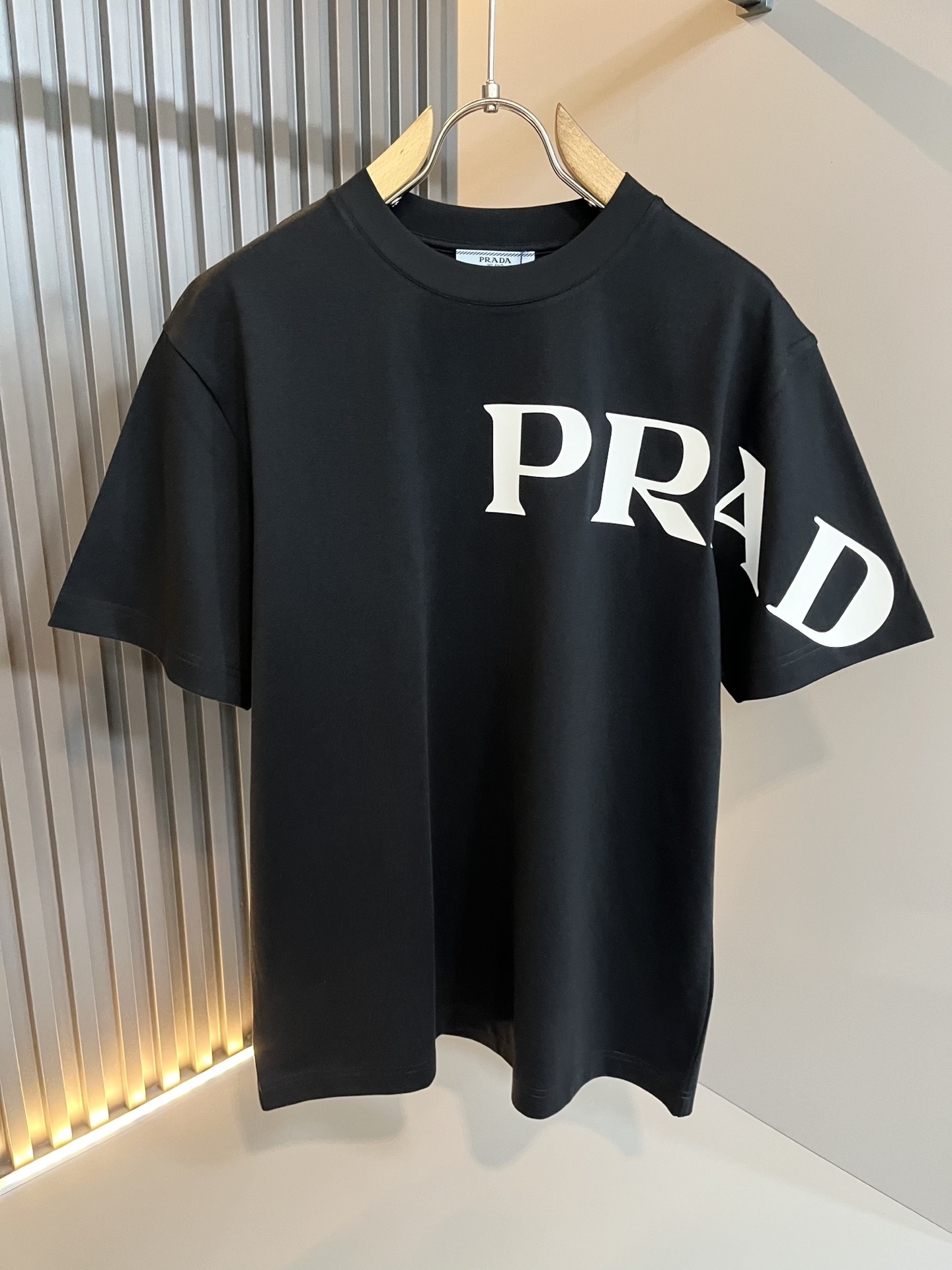 PRAD*A普*达2026春夏新款男女同款👫短袖T恤，最新款全网独家首上！！~既经典有时尚百搭，谁不爱啊