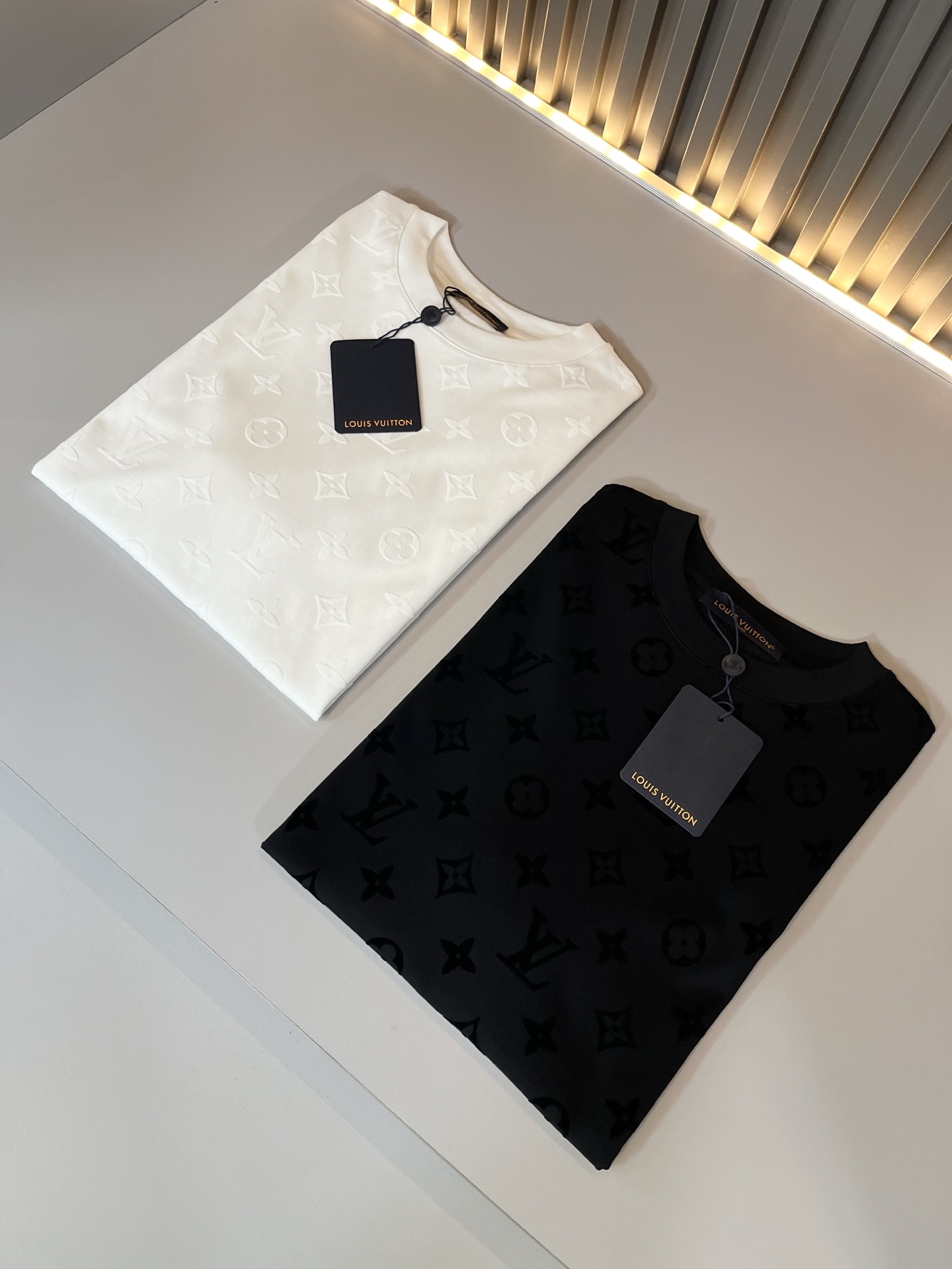 LouisVuitt*路易*登 2026春夏全新系列单品上线，非常时髦前卫的一款男女同款短袖T恤，标识l