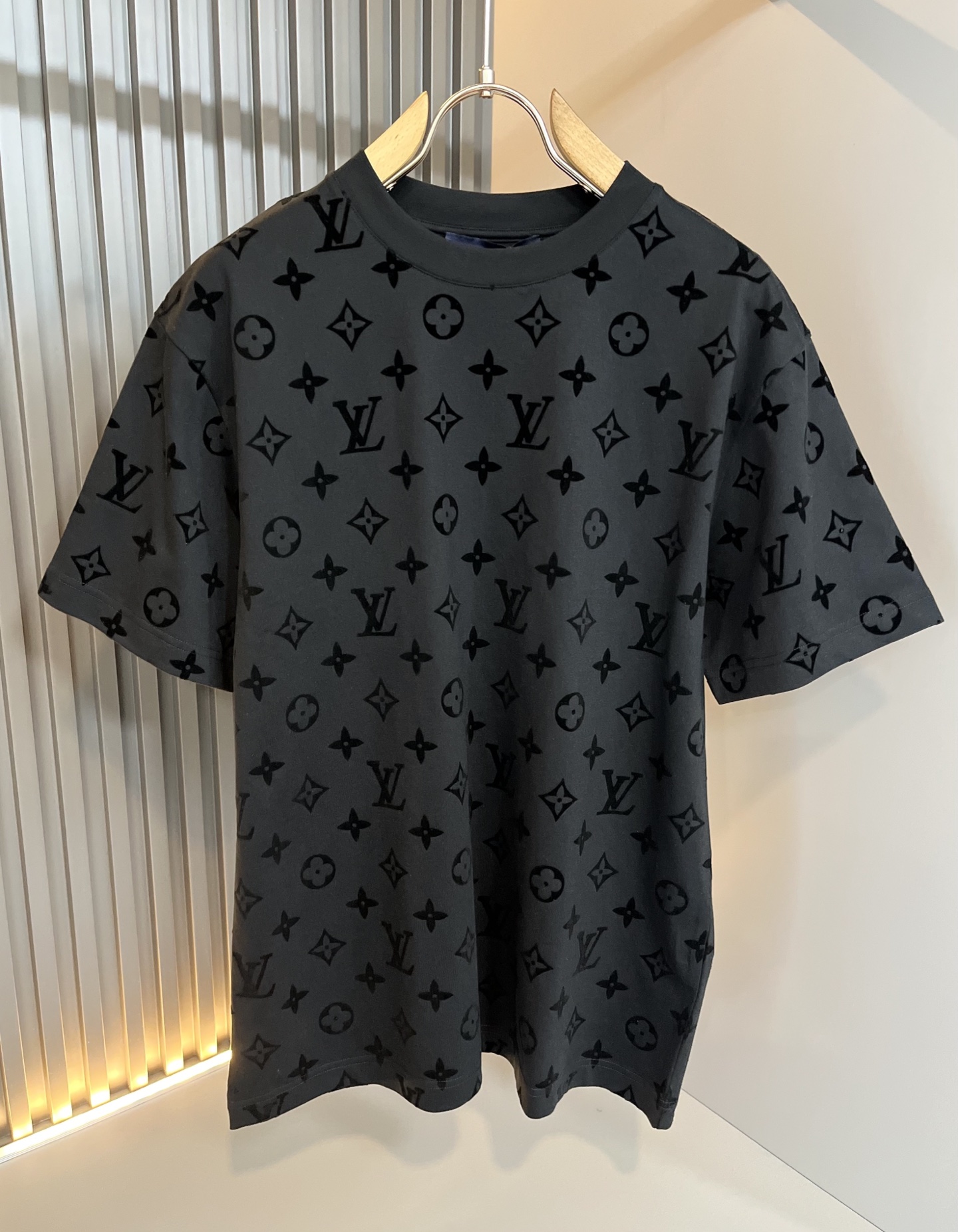 LouisVuitt*路易*登 2026春夏全新系列单品上线，非常时髦前卫的一款男女同款短袖T恤，标识l