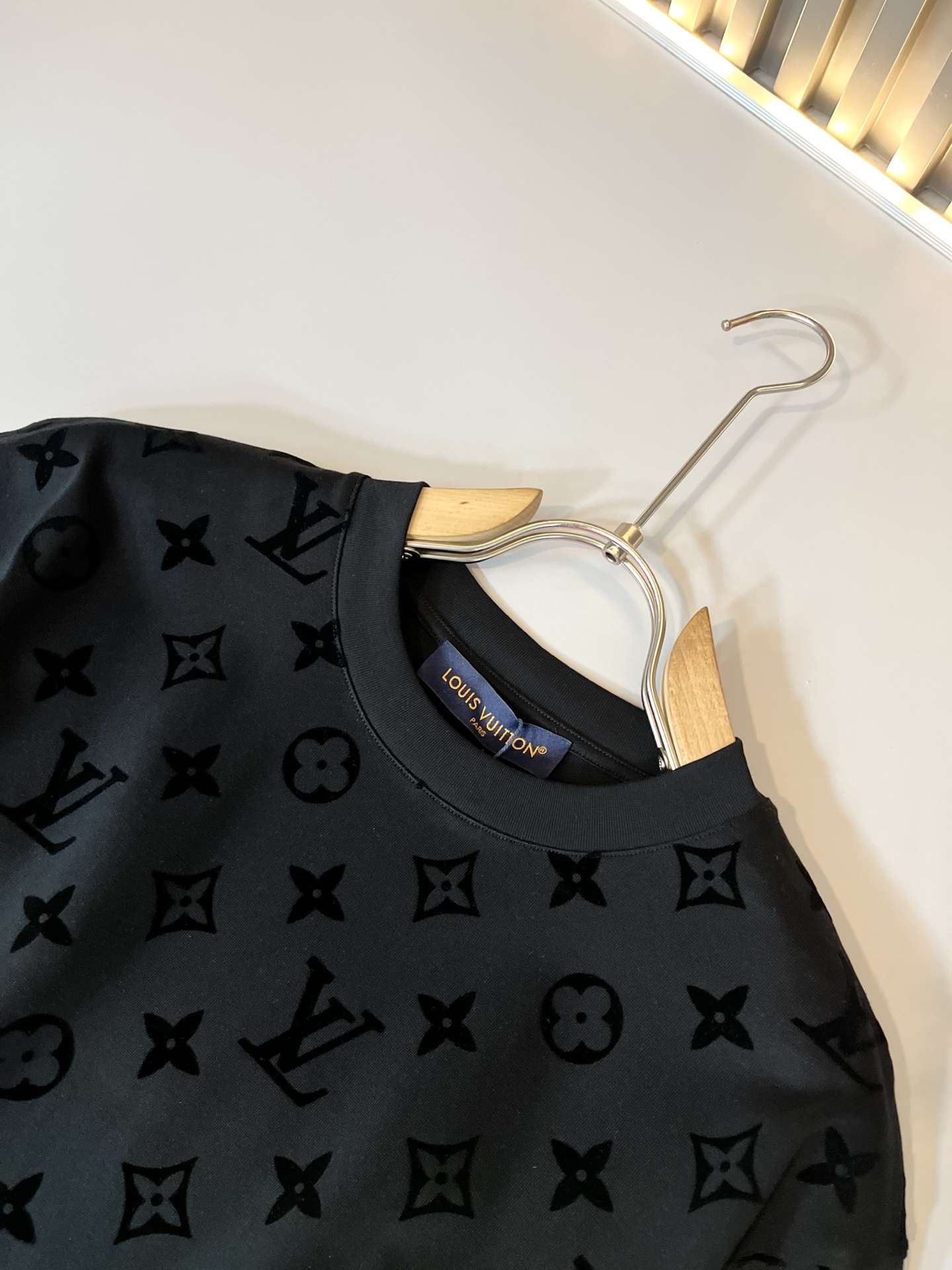LouisVuitt*路易*登 2026春夏全新系列单品上线，非常时髦前卫的一款男女同款短袖T恤，标识l