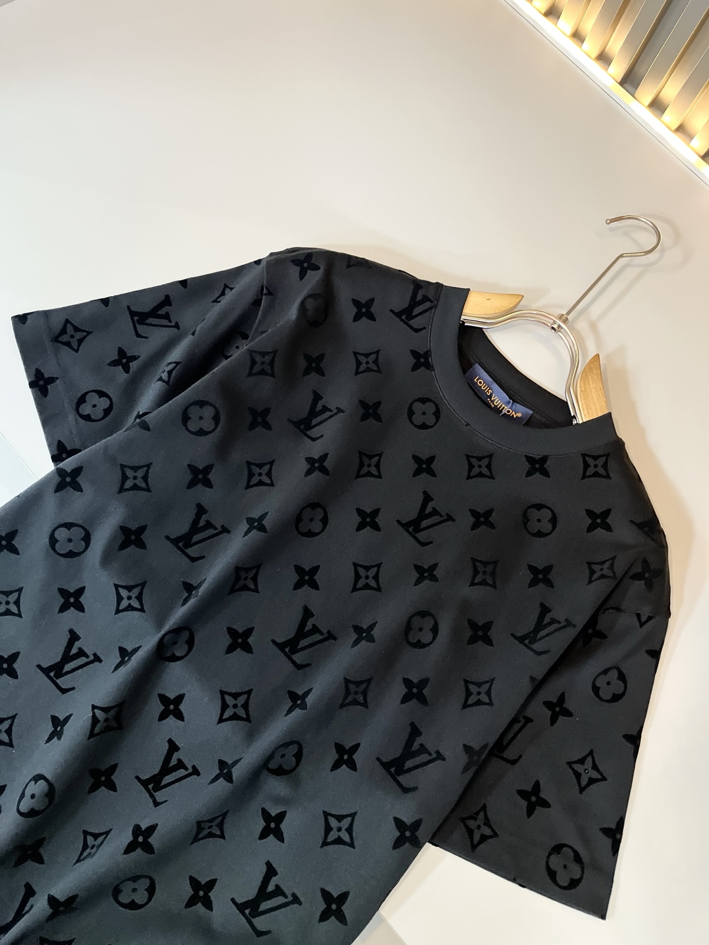 LouisVuitt*路易*登 2026春夏全新系列单品上线，非常时髦前卫的一款男女同款短袖T恤，标识l