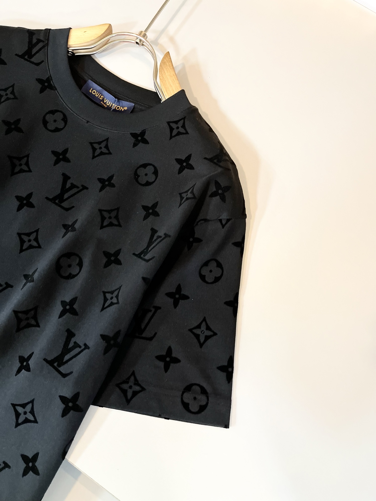 LouisVuitt*路易*登 2026春夏全新系列单品上线，非常时髦前卫的一款男女同款短袖T恤，标识l