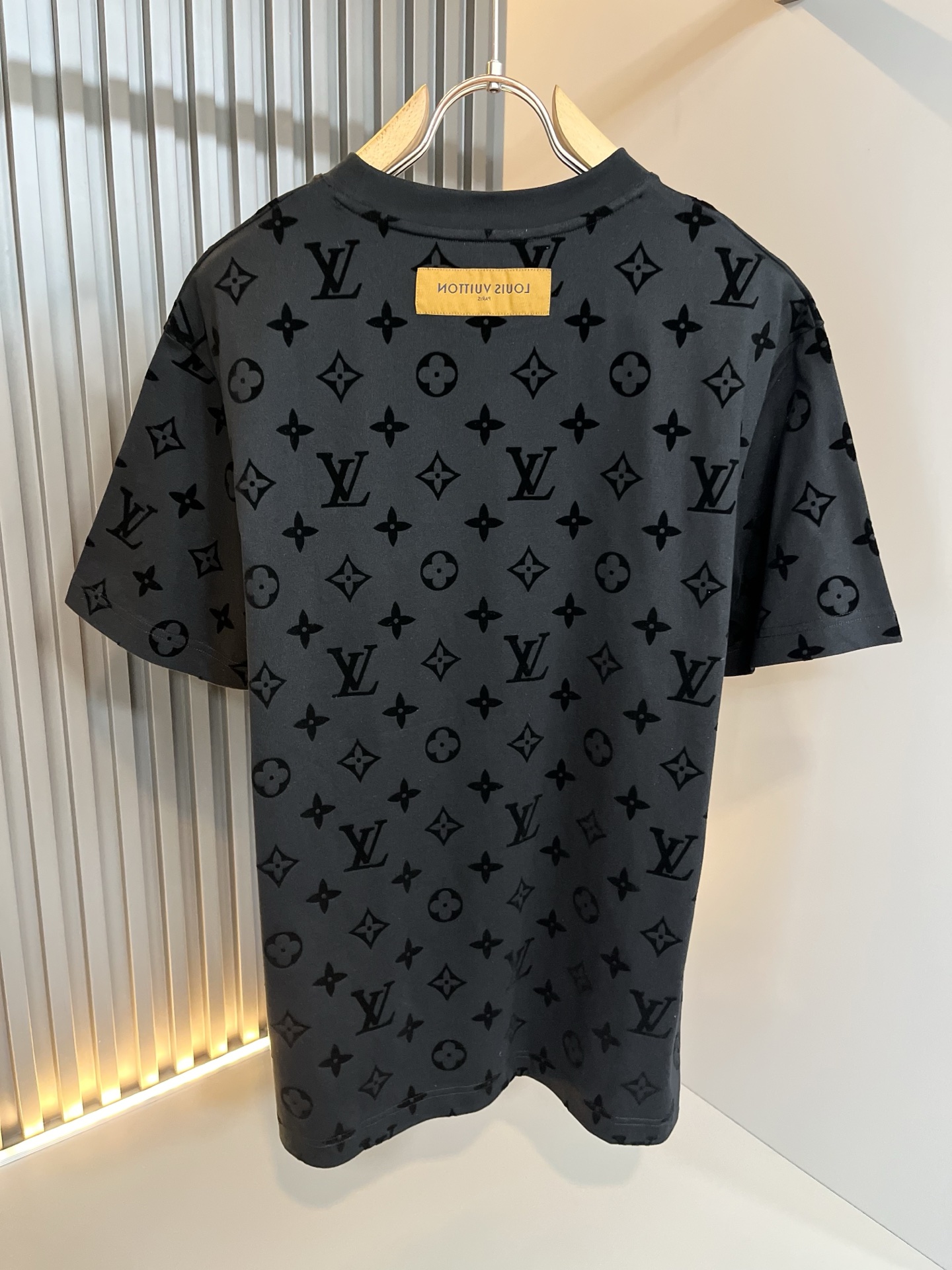 LouisVuitt*路易*登 2026春夏全新系列单品上线，非常时髦前卫的一款男女同款短袖T恤，标识l