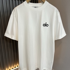 Alo2026春夏全新系列单品上线,非常时髦前卫的一款男女同款短袖T恤,标识logo图案刺绣修饰!区别于 Alo2026春夏全新系列单品上线,非常时髦前卫的一款男女同款短袖T恤,标识logo图案刺绣修饰!区别于