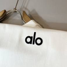 Alo2026春夏全新系列单品上线,非常时髦前卫的一款男女同款短袖T恤,标识logo图案刺绣修饰!区别于 Alo2026春夏全新系列单品上线,非常时髦前卫的一款男女同款短袖T恤,标识logo图案刺绣修饰!区别于