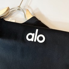 Alo2026春夏全新系列单品上线,非常时髦前卫的一款男女同款短袖T恤,标识logo图案刺绣修饰!区别于 Alo2026春夏全新系列单品上线,非常时髦前卫的一款男女同款短袖T恤,标识logo图案刺绣修饰!区别于