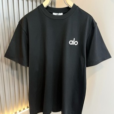 Alo2026春夏全新系列单品上线,非常时髦前卫的一款男女同款短袖T恤,标识logo图案刺绣修饰!区别于 Alo2026春夏全新系列单品上线,非常时髦前卫的一款男女同款短袖T恤,标识logo图案刺绣修饰!区别于
