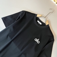Alo2026春夏全新系列单品上线,非常时髦前卫的一款男女同款短袖T恤,标识logo图案刺绣修饰!区别于 Alo2026春夏全新系列单品上线,非常时髦前卫的一款男女同款短袖T恤,标识logo图案刺绣修饰!区别于
