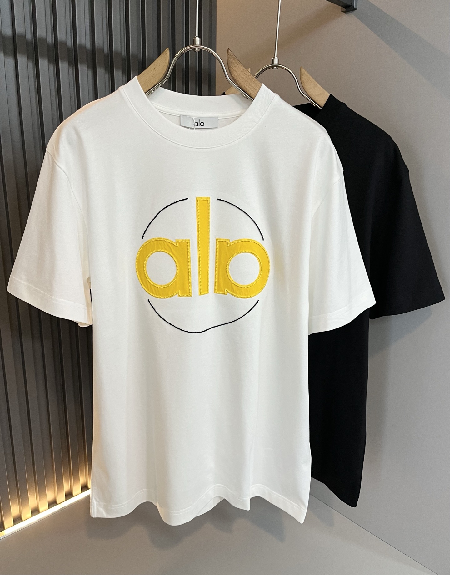 Alo2026春夏全新系列单品上线，非常时髦前卫的一款男女同款短袖T恤，标识logo图案刺绣修饰！区别于