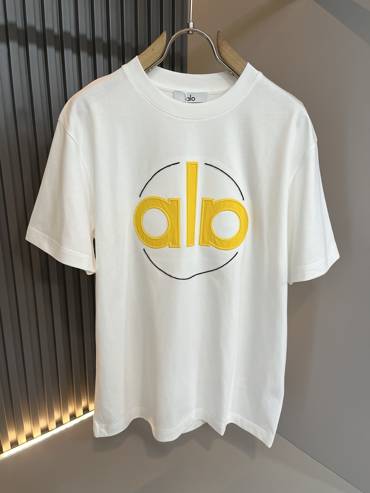 Alo2026春夏全新系列单品上线，非常时髦前卫的一款男女同款短袖T恤，标识logo图案刺绣修饰！区别于