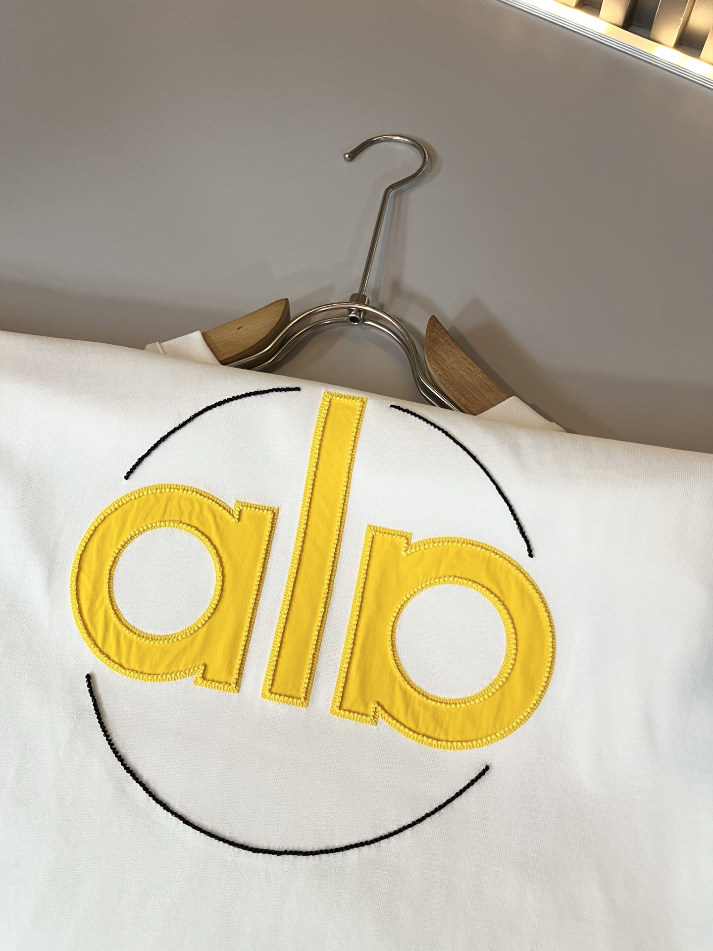 Alo2026春夏全新系列单品上线，非常时髦前卫的一款男女同款短袖T恤，标识logo图案刺绣修饰！区别于