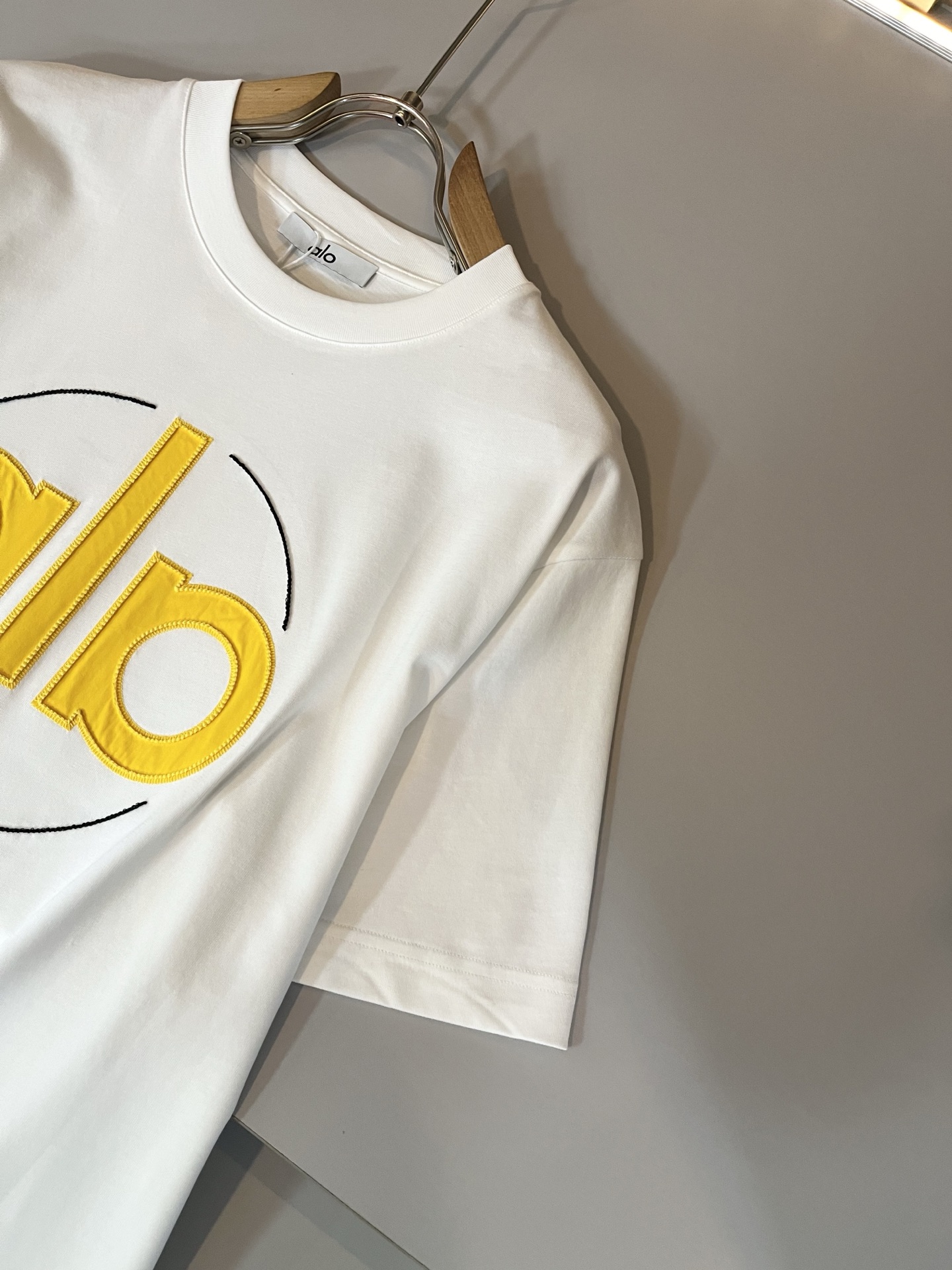 Alo2026春夏全新系列单品上线，非常时髦前卫的一款男女同款短袖T恤，标识logo图案刺绣修饰！区别于