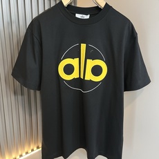 Alo2026春夏全新系列单品上线,非常时髦前卫的一款男女同款短袖T恤,标识logo图案刺绣修饰!区别于 Alo2026春夏全新系列单品上线,非常时髦前卫的一款男女同款短袖T恤,标识logo图案刺绣修饰!区别于