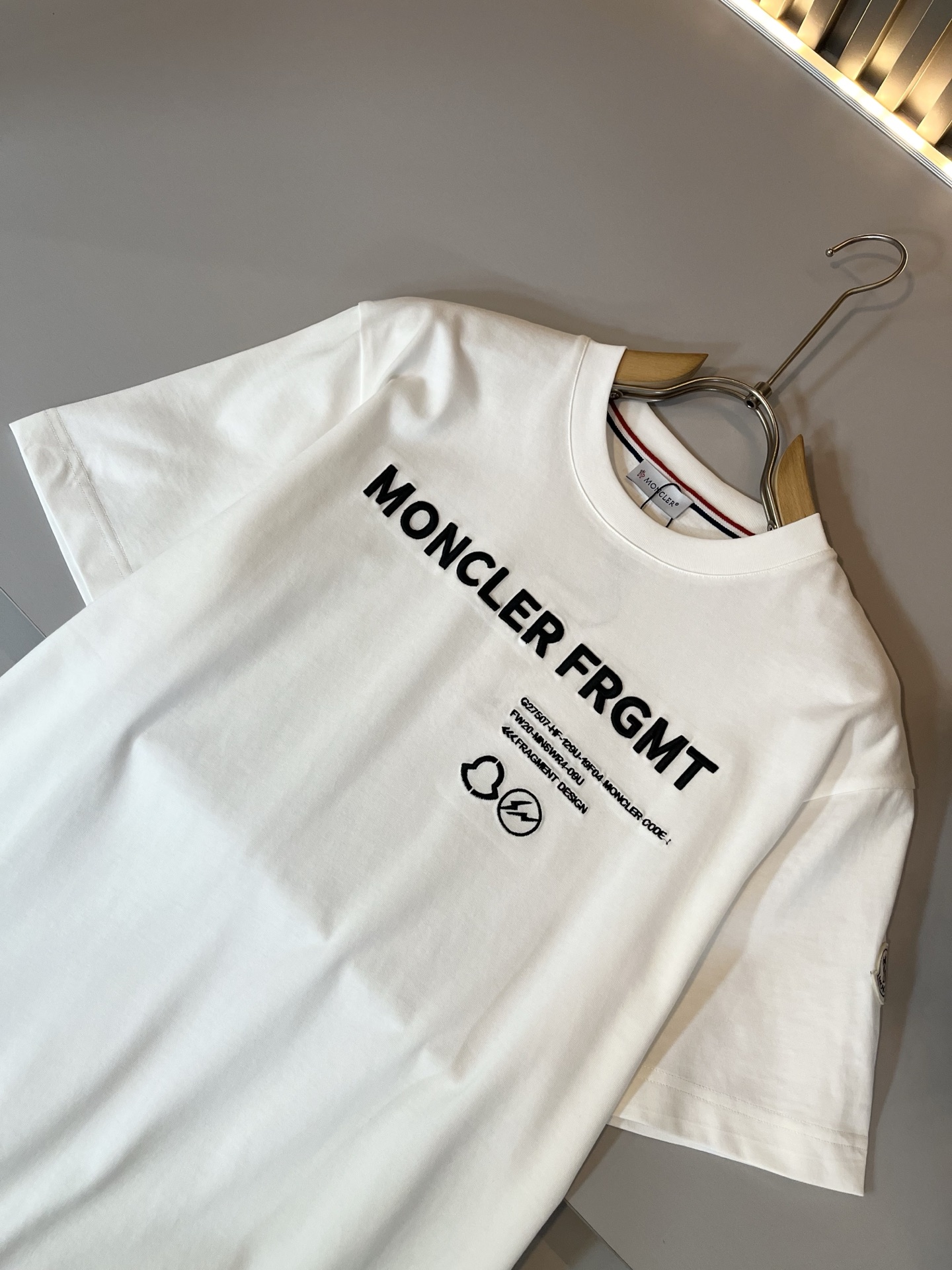 Moncler蒙家 2026春夏最新男女同款👫贸易订单短袖T恤，全品相！！网红款！采用logo图案刺绣设