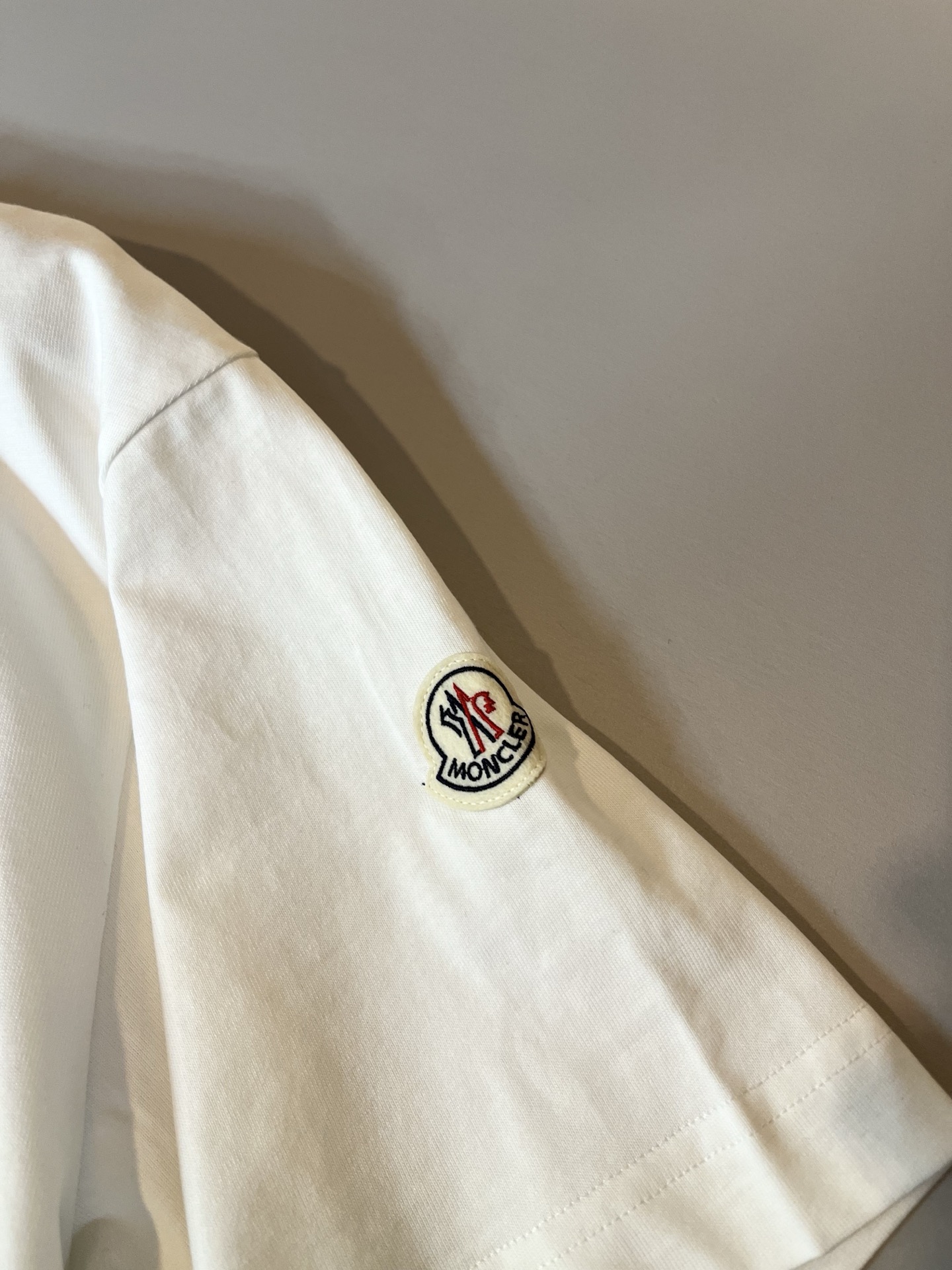 Moncler蒙家 2026春夏最新男女同款👫贸易订单短袖T恤，全品相！！网红款！采用logo图案刺绣设