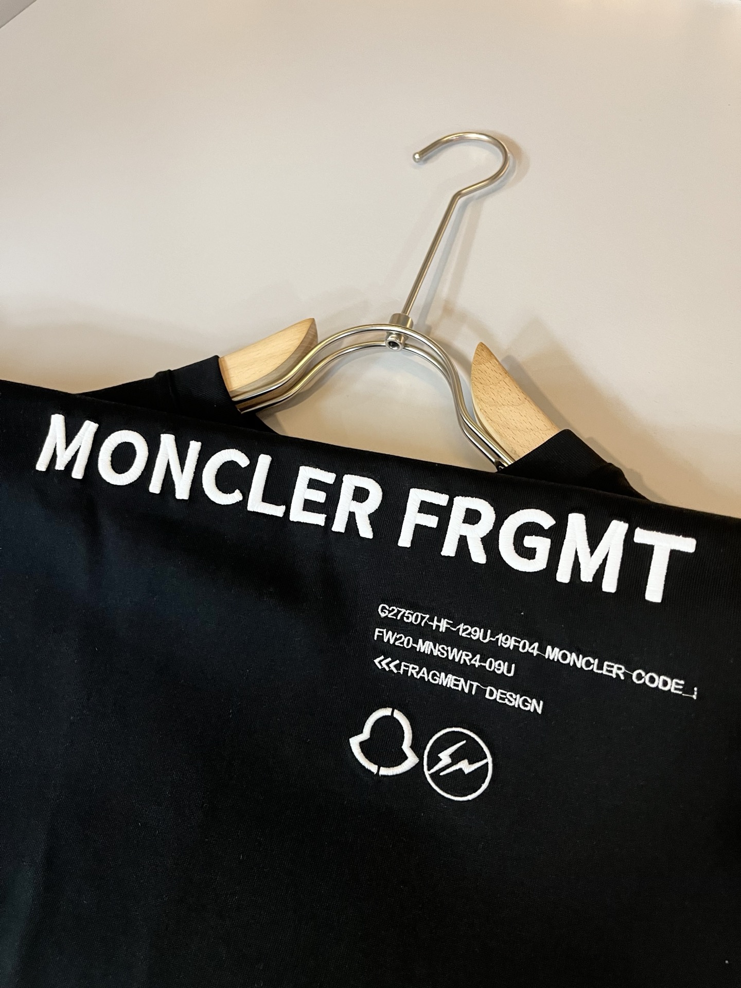 Moncler蒙家 2026春夏最新男女同款👫贸易订单短袖T恤，全品相！！网红款！采用logo图案刺绣设