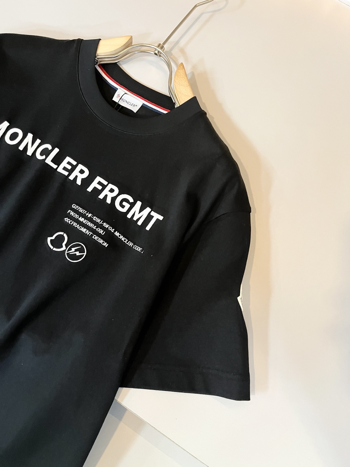 Moncler蒙家 2026春夏最新男女同款👫贸易订单短袖T恤，全品相！！网红款！采用logo图案刺绣设