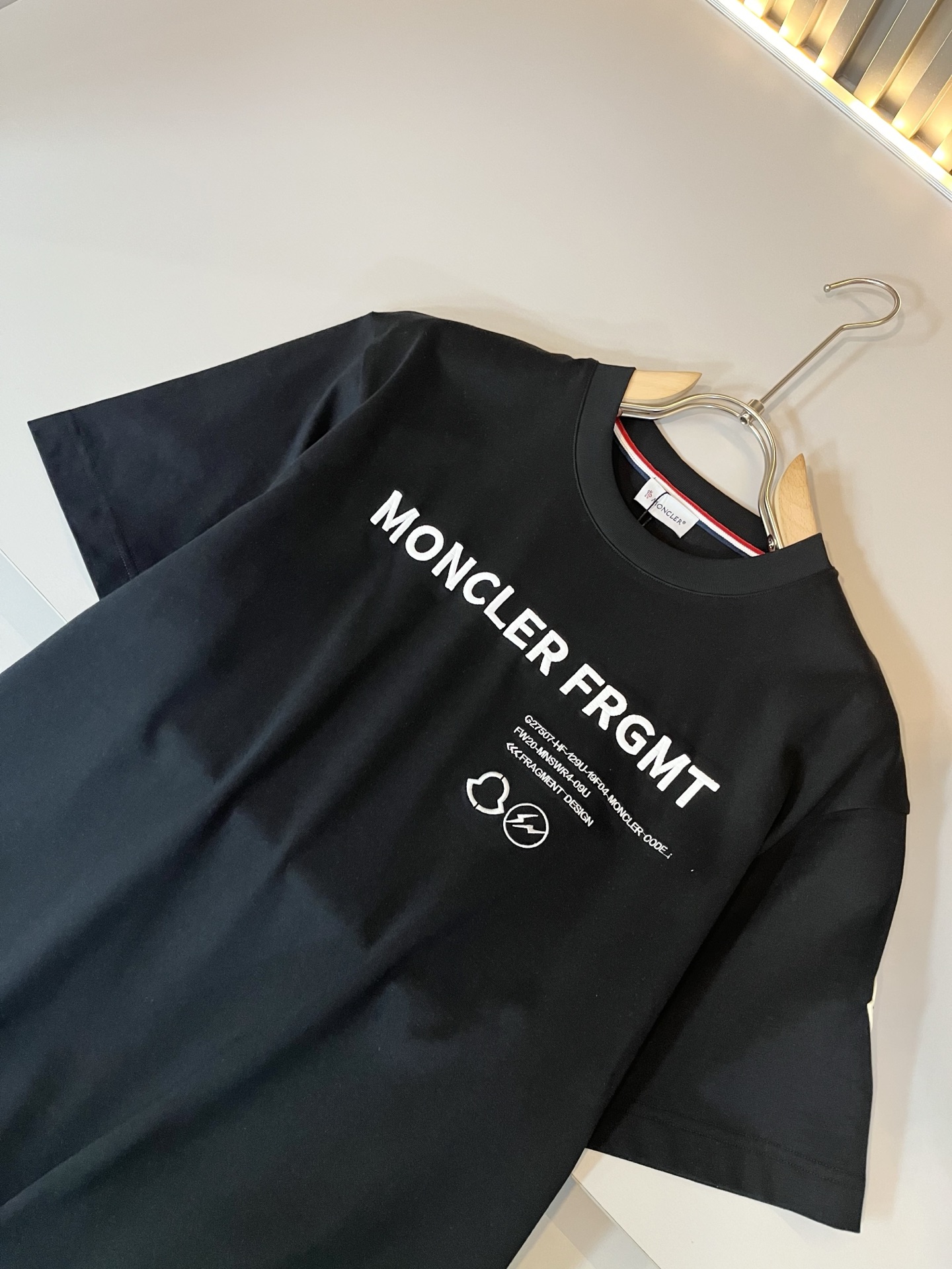 Moncler蒙家 2026春夏最新男女同款👫贸易订单短袖T恤，全品相！！网红款！采用logo图案刺绣设