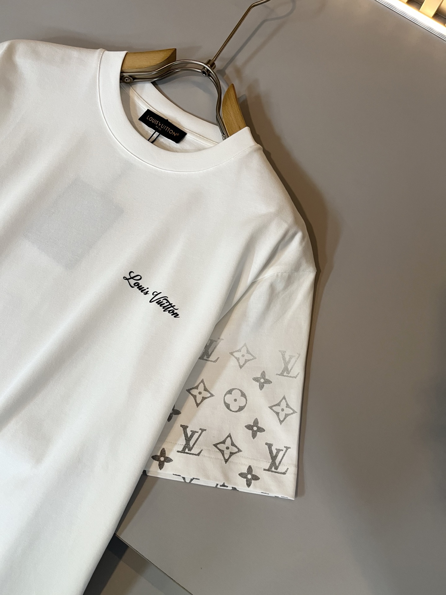 LouisVuitt*路易*登 2026春夏全新系列单品上线，非常时髦前卫的一款男女同款短袖T恤，标识l