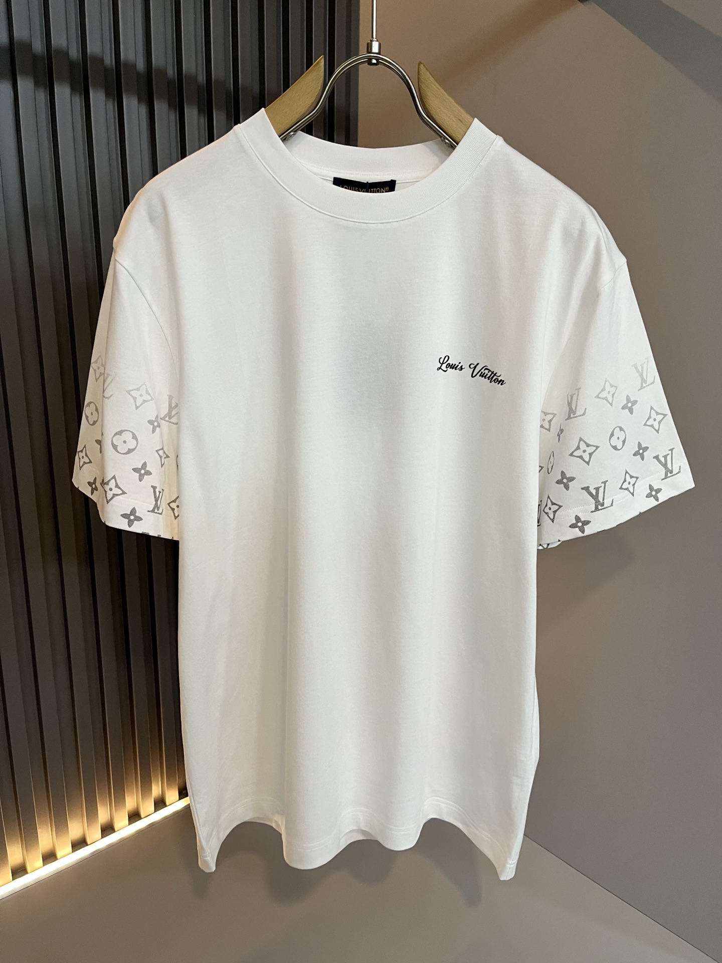 LouisVuitt*路易*登 2026春夏全新系列单品上线，非常时髦前卫的一款男女同款短袖T恤，标识l