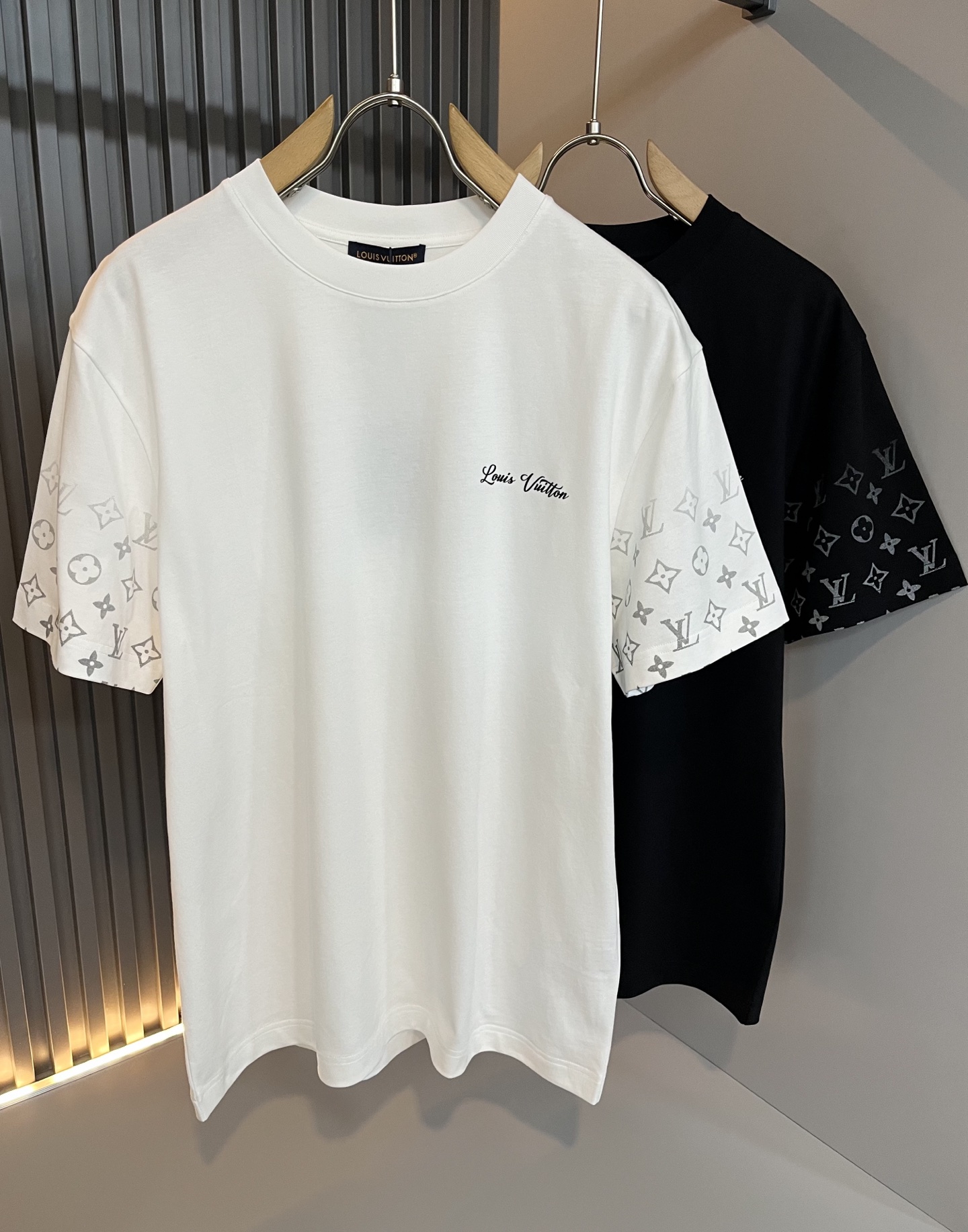 LouisVuitt*路易*登 2026春夏全新系列单品上线，非常时髦前卫的一款男女同款短袖T恤，标识l
