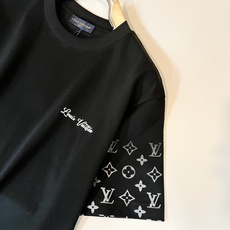 LouisVuitt*路易*登 2026春夏全新系列单品上线,非常时髦前卫的一款男女同款短袖T恤,标识l LouisVuitt*路易*登 2026春夏全新系列单品上线,非常时髦前卫的一款男女同款短袖T恤,标识l