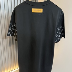 LouisVuitt*路易*登 2026春夏全新系列单品上线,非常时髦前卫的一款男女同款短袖T恤,标识l LouisVuitt*路易*登 2026春夏全新系列单品上线,非常时髦前卫的一款男女同款短袖T恤,标识l