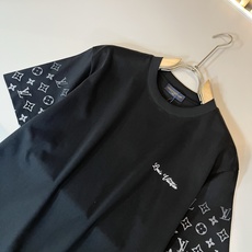 LouisVuitt*路易*登 2026春夏全新系列单品上线,非常时髦前卫的一款男女同款短袖T恤,标识l LouisVuitt*路易*登 2026春夏全新系列单品上线,非常时髦前卫的一款男女同款短袖T恤,标识l