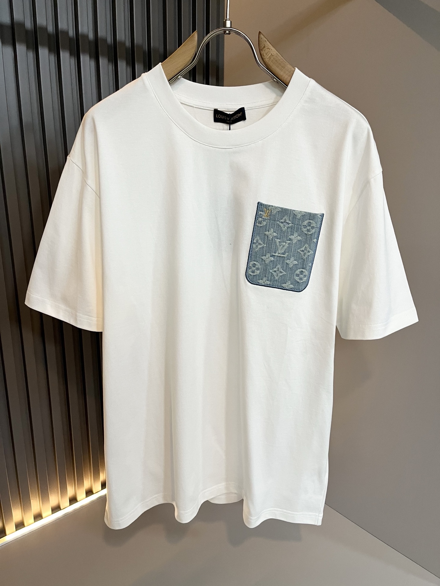 LouisVuitt*路易*登 2026春夏全新系列单品上线，非常时髦前卫的一款男女同款短袖T恤，标识l