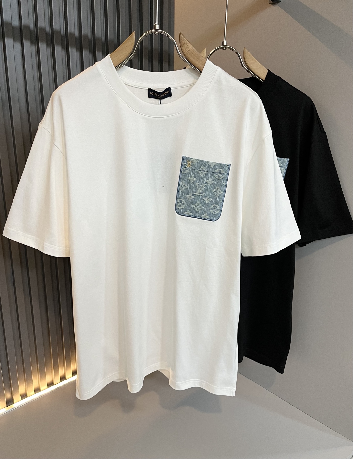 LouisVuitt*路易*登 2026春夏全新系列单品上线，非常时髦前卫的一款男女同款短袖T恤，标识l