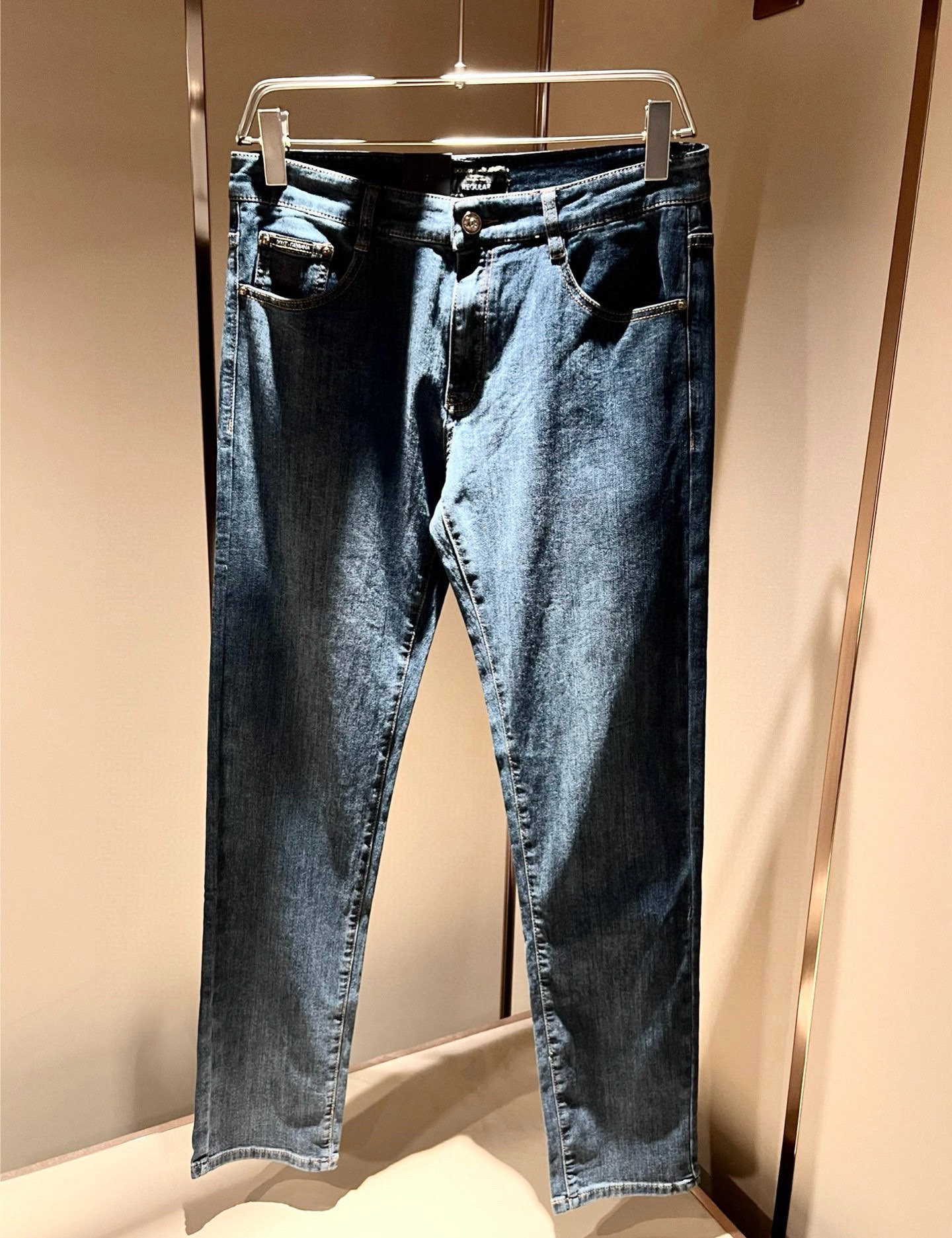 Dolce & 杜嘉*纳 2026春夏新品牛仔裤，水洗处理自然不易变形脱色、立体剪裁完美塑形面料质舒适柔